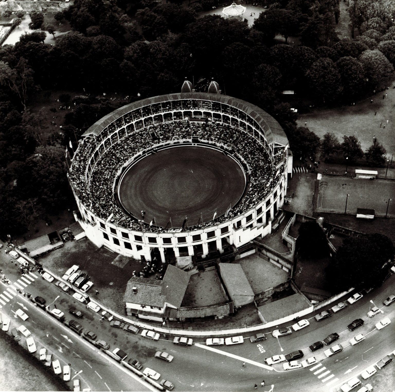 Vue aérienne des arènes pendant les fêtes de 1977 (phot. EALAT) / © Ville de Dax.