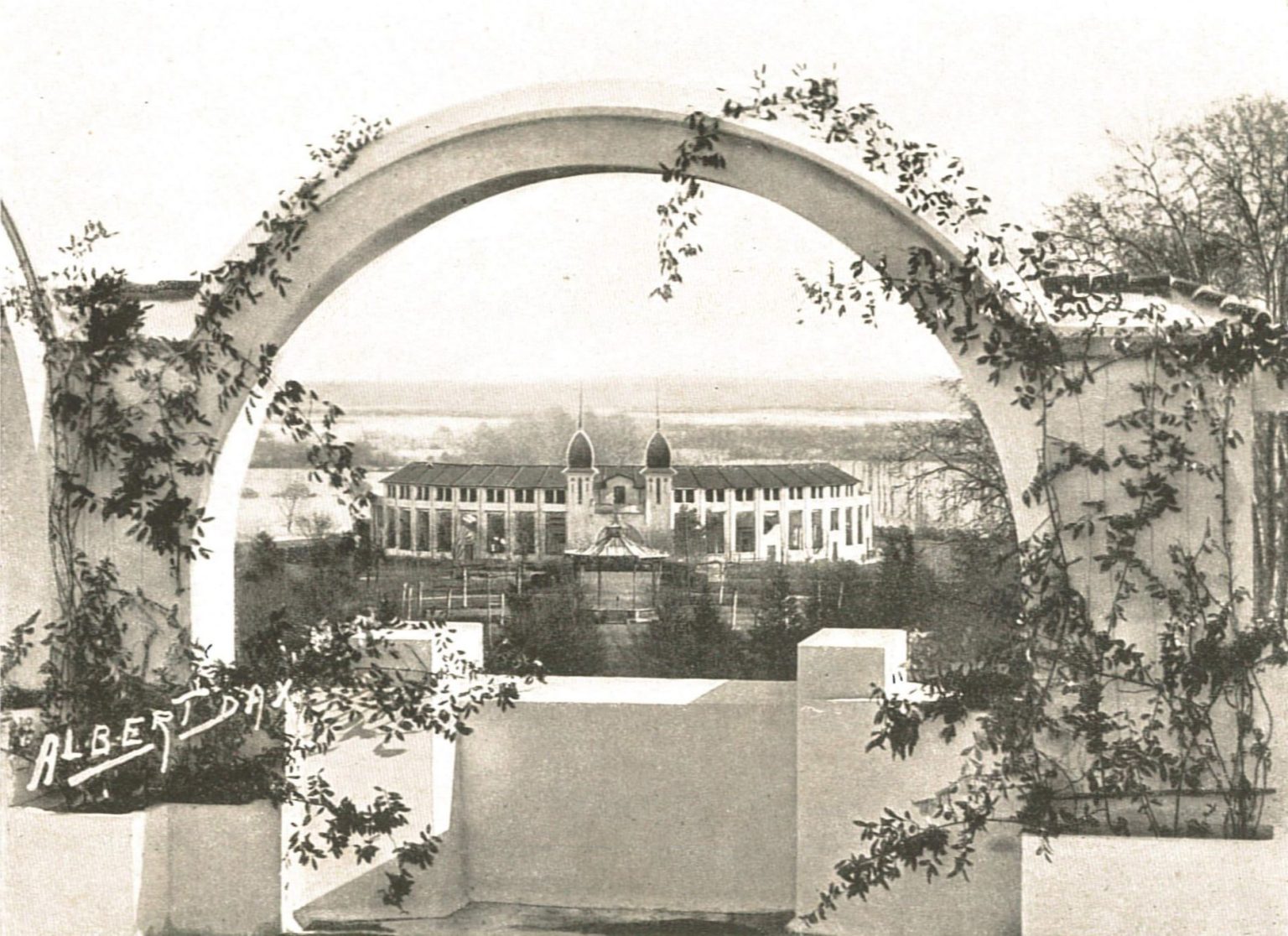 Les arènes avant agrandissement, vues depuis le toit de l'hôtel Spendid. Phot. Albert. / © Archives municipales, ville de Dax.