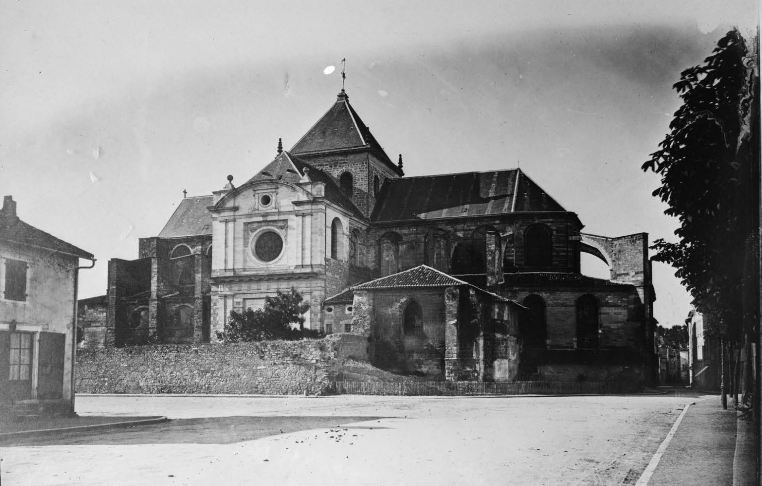 Vue d'ensemble depuis le sud avant 1887. La chapelle gothique est encore présente. / © Musée de Borda. Ville de Dax