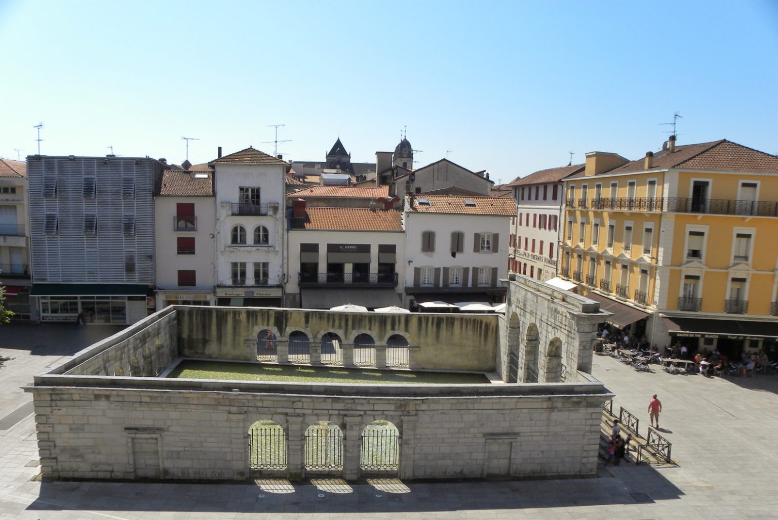 La Fontaine Chaude se présente comme un bassin de forme trapézoïdale, clôturé par un monument en pierre de taille de Bidache. / © Ville de Dax, phot. Linda Fascianella