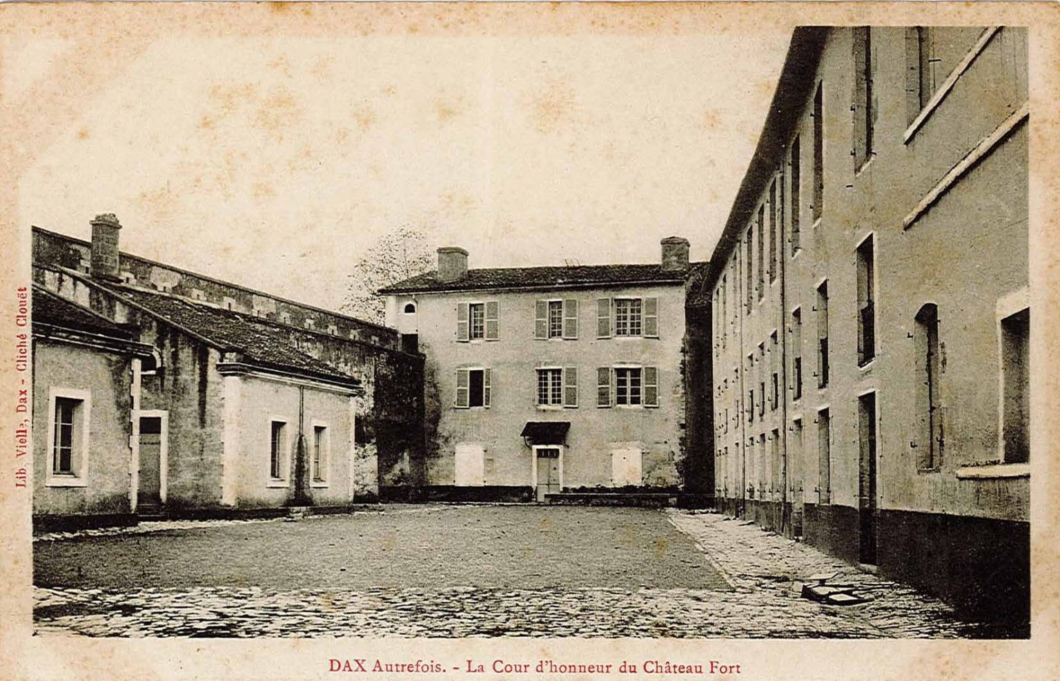 La cour du château. / © Archives municipales, Dax