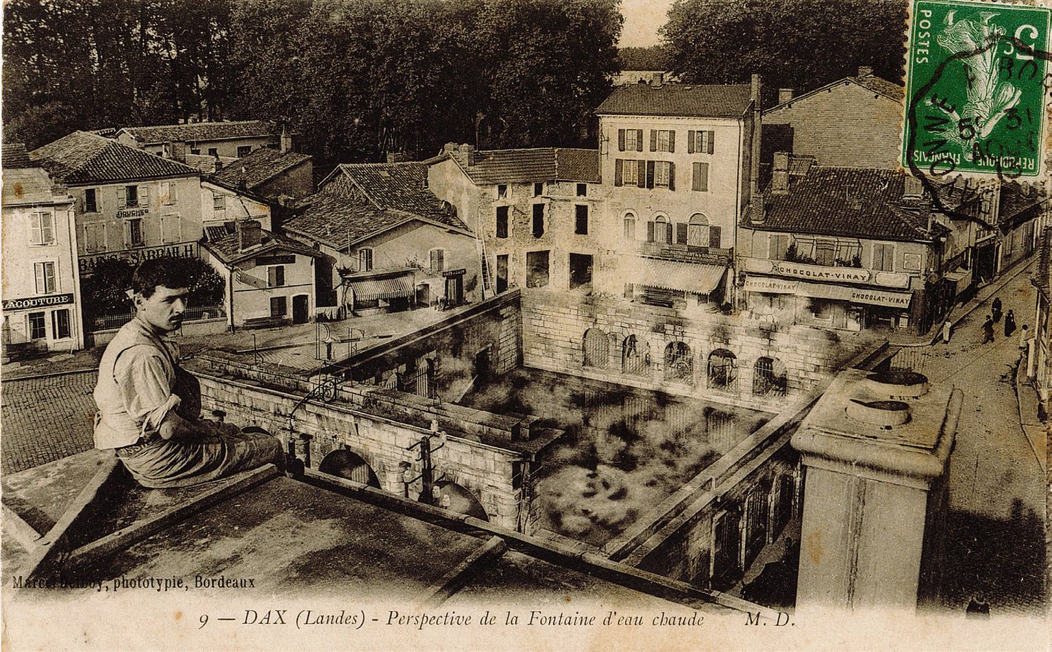Place de la Fontaine-Chaude vue depuis le toit du café de Bordeaux. Phot. Marcel Delboy, vers 1910. / © Archives municipales, ville de Dax.