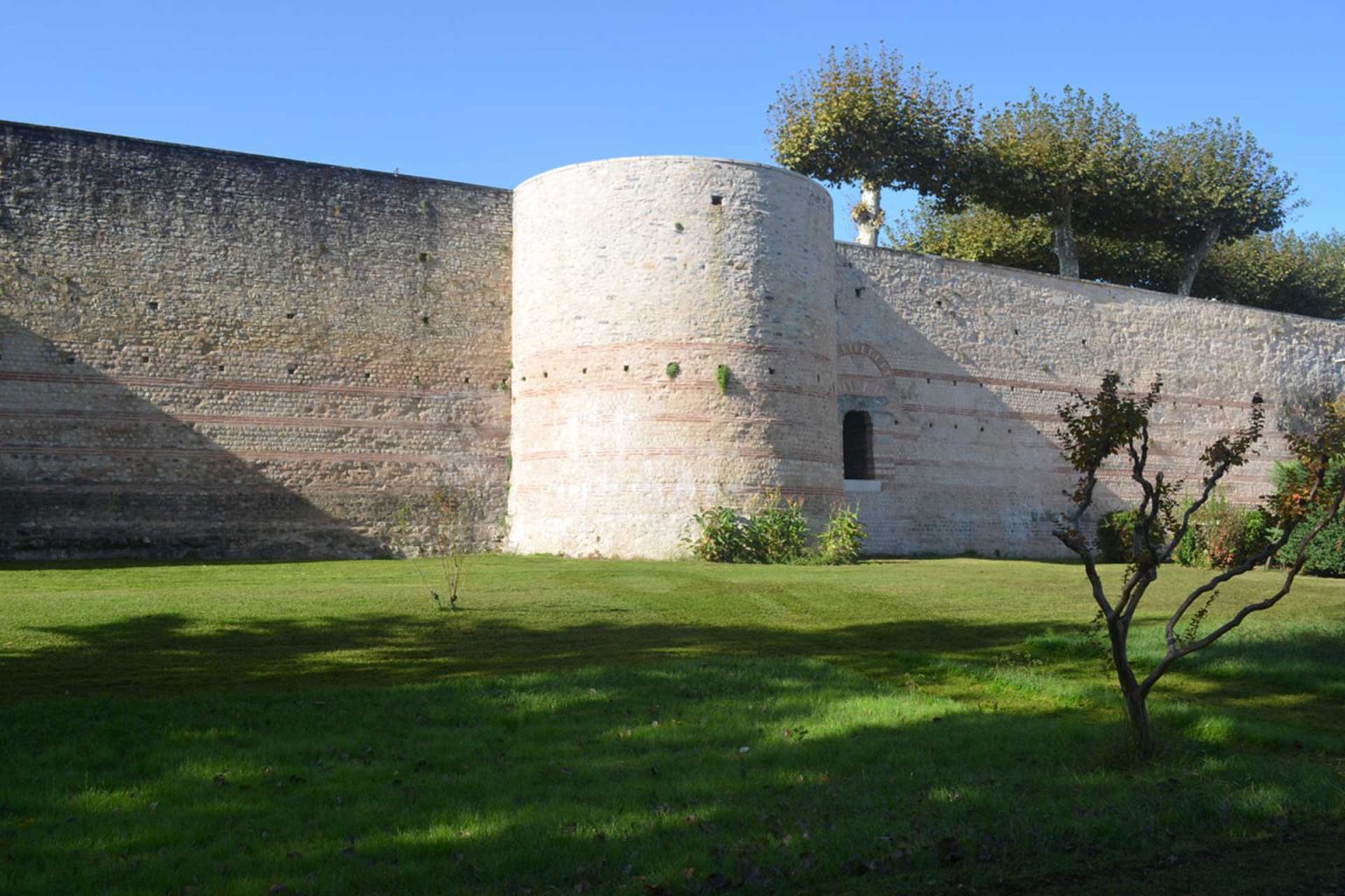 Le rempart de Dax (classé monument historique en 1886). Avec ses 11 mètres de haut, la muraille, bordée d'un fossé, s'élevait sur 1425 mètres tout autour de la ville. / © Office intercommunal du tourisme et du thermalisme. Grand Dax